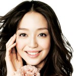 美的4月号の表紙は、松島 花ちゃん! 春の花をイメージしたメークで登場です