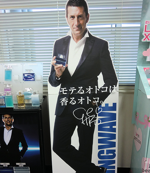 プラダ！ ナルシソ！ セクシーガール！ 2011年新作の香りで匂い立つ女に