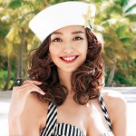 8月号の表紙は、なんと松島花ちゃんの水着姿 in タヒチ！