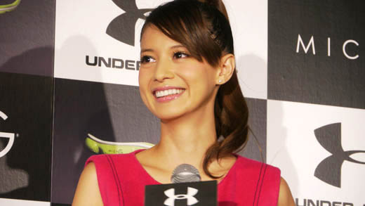 吉川ひなのが大好きなピンク×黒のトレーニングウェア