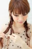 シンプルドレス×レトロな3つ編みアップスタイルで旬のアレンジに！