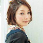 上品でこなれ感もあるハーフアップの秘密は、ねじりテクにあり！