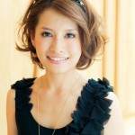 ビジューカチューシャが、定番のゆるふわボブをリッチに格上げ！
