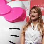 ローラが浴衣姿の巨大ハローキティと一緒に「ポケムヒ」キャンペーンイベントに登場！