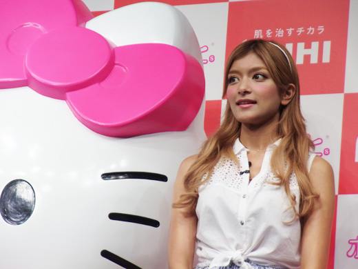ローラが浴衣姿の巨大ハローキティと一緒に「ポケムヒ」キャンペーンイベントに登場！
