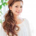 カチューシャ風の ねじり前髪が決め手の 大人のボヘミアンヘア