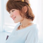 洗いざらし風の毛流れに溶け込んだナチュラルなクリップ使いが都会的