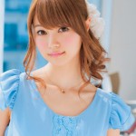 わざと残した後れ毛から 媚びない色っぽさがチラリ