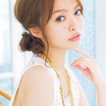 顔周りにさりげなく後れ毛を残して色っぽさもプラス