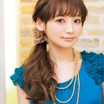 丸いトップが大人かわいいひとつ結びで結婚式の二次会へ