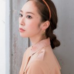 ３つ編みを折るだけで 知的でクラシカルな 大人のまとめ髪に