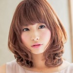 顔周りを包み込むフェミニンカール