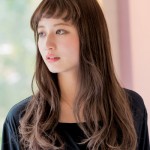 くせ毛風カール×パッツン前髪 でモードな表情