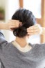 カジュアルなお団子ヘアもカチューシャ使いでパーティー仕様にアレンジ