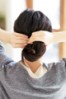 カジュアルなお団子ヘアもカチューシャ使いでパーティー仕様にアレンジ