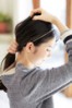 カジュアルなお団子ヘアもカチューシャ使いでパーティー仕様にアレンジ