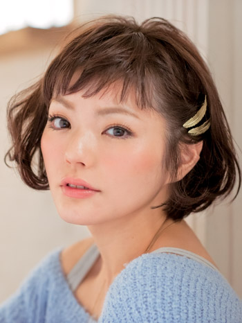 ヘアピンのかわいい使い方 飾りピンを使ったアレンジや前髪の留め方まとめ 美的 Com