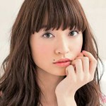 厚めカーヴィ前髪でほんのりスイートなおしゃれガール