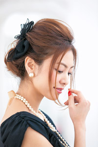 ハーフアップを応用した結婚式ヘアでゆるくてもきちんと感あるスタイル