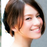 アシメトリーな スタイルが今どき ! くるんと ボブ風まとめ