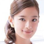 クリップひとつで簡単！女らしさ満点のまとめ髪スタイル