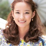 ゆるふわヘアにねじりアレンジを加えたほの甘ボヘミアン