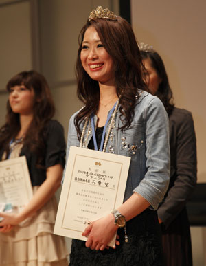 今回グランプリを獲得したのは、首都圏西支店の石栗 望さん。その華やかな美人オーラで、お客様や周りの美容スタッフの憧れの的になりそう!