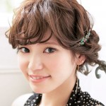 ルーズでアシメトリーなねじりアレンジで清潔感のある色っぽさを演出！