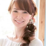 シュシュひとつで、こなれ感のあるワンサイドヘアに