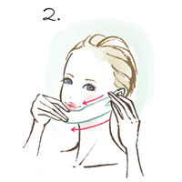 フェースラインに沿わせるように、マスクを引っ張りながら端の穴を左耳にかける。同様に、反対側の端の穴を右耳にかける。