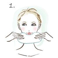 マスクを広げて両端を持ち、中央の丸く凹んだ部分を唇の下にフィットさせる。