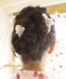 三つ編みにしてねじり上げるだけで簡単アップヘア