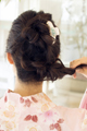 三つ編みにしてねじり上げるだけで簡単アップヘア