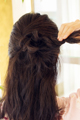 三つ編みにしてねじり上げるだけで簡単アップヘア