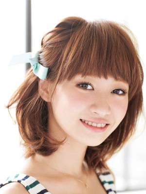 ワイドなぱっつん前髪×ヘアアクセサリーでサイドをスッキリさせて小顔に