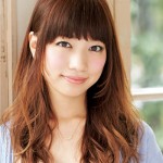 小顔になれるヘアスタイル 面長さん編　②ロングヘアにするならサイドの髪を耳にかけて 耳後ろにボリュームをつける
