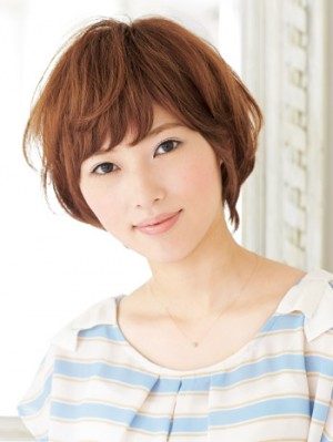 縦ラインがカギ！長めのもみあげで丸顔さんも小顔になれるショートヘア