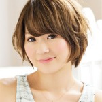 小顔になれるヘアスタイル　エラ張りさん編　③ショートヘアにするなら頰にかかる毛束をラウンド させながら影を作る！