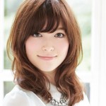 小顔になれるヘアスタイル丸顔さん編　①セミディ　前髪に隙間を作って縦ラインを強調！