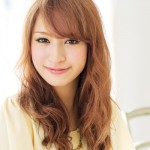小顔になれるヘアスタイル　エラ張りさん編　①ロング　ふんわり立体感を つけながら斜めに 流して顔だちの 印象をまろやかに　