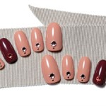ワインレッドでひねりを加え、コンサバ＆モードに