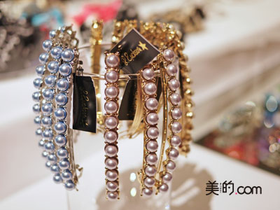 世界中のセレブが愛用するヘアアクセサリーブランド