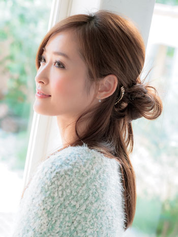 お団子ハーフアップで横顔にくしゅっとした立体的を