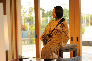 ホテル内で開かれるイベントで、蛇味線で八重山の音楽に触れる。