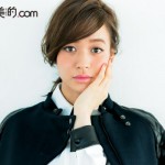 おしゃれな人から“冬服×春メーク”　レザーブルゾン×ニュアンスカラーライナー