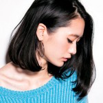 ランダムな分け目とウエットな束感でモードな雰囲気に