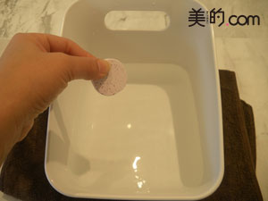 続いて、フェイススチームバスをトライ♪洗面器のお湯にポンと入れるだけ