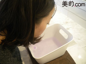 アロマの湯気が肌の緊張をほぐしていきます。頭からタオルをかぶるとより効果的