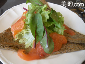 カフェでいただける「ガレット・スモークサーモン」(1,200円)は、チーズとサーモンの相性が抜群♪