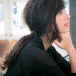 大人の余裕を感じさせる低い位置のポニーテールでセンス良く♪